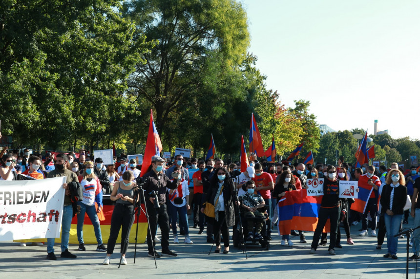 Große Friedensdemonstration zum Schutz Arzachs Bevölkerung