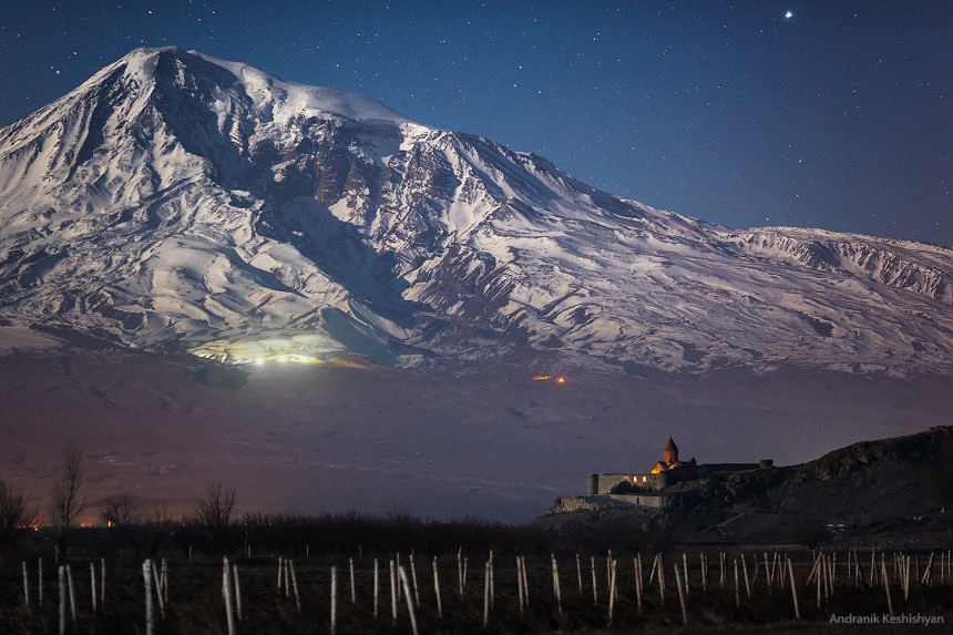 SAMMELFOTOAUSSTELLUNG "ARARAT MIT DEN AUGEN EINES ARMENIERS", GEWIDMET DEM VERSTORBENEN GRÜNDER DIESER AUSSTELLUNGSREIHE VAHAN KOCHAR; KURATORIN: GAYANE ARAKELYAN AUS BERLIN, KÜNSTLER: ARMEN YENGOYAN AUS YEREVAN