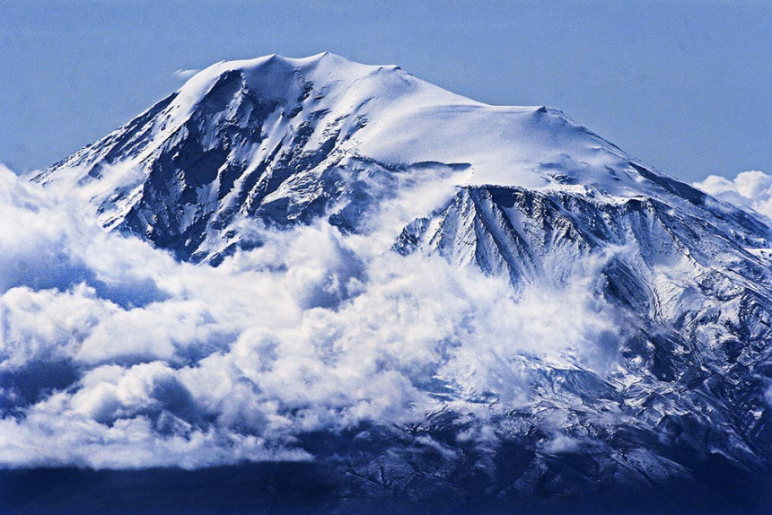 ZWEI VORTRÄGE BEI DER FINISSAGE DER SAMMELFOTOAUSSTELLUNG "ARARAT MIT DEN AUGEN EINES ARMENIERS": "ARARAT- EIN SYMBOL FÜR NEUE HOFFNUNG AUF GERECHTE UND FRIEDLICHE MENSCHHEIT" UND "ARARAT- URSPRUNG, LEIDENSWEG UND SEHNSUCHT EINER NATION"