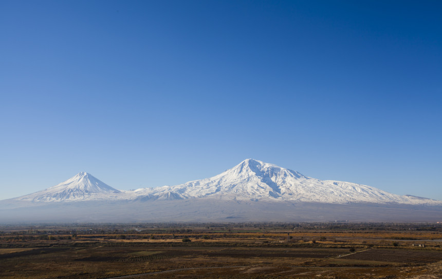 Երկու բանախոսություններ հավաքական լուսանկարչական ցուցահանդեսի ավարտի կապակցությամբ «ԱՐԱՐԱՏԸ ՀԱՅԵՐԻ ԱՉՔԵՐՈՎ», «ԱՐԱՐԱՏ՝ ԱՐԴԱՐ ԵՎ ՀԱՄԵՐԱՇԽ ՄԱՐԴԿՈՒԹՅԱՆ ՀԱՄԱՐ ՆՈՐ ՀՈՒՅՍԻ ԽՈՐՀՐԴԱՆԻՇ»